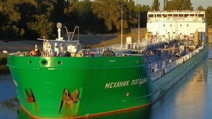 Консул РФ посетил экипаж судна "Механик Погодин" в херсонском порту