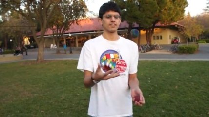 Студент собрал кубик Рубика в время жонглирования