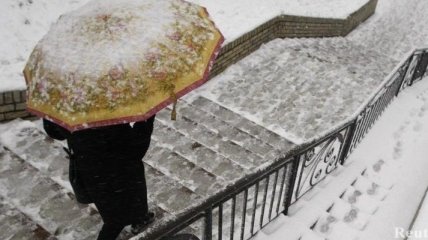 В Харькове снег обрушил тенты на Барабашовском рынке 