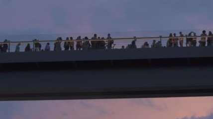 В Киеве состоялось открытие "стеклянного" пешеходного моста (Фото и видео)