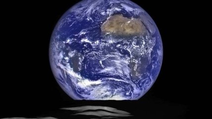 NASA опубликовало снимок Земли в ночном небе Луны