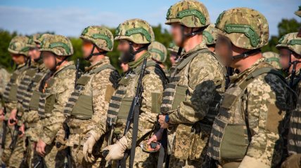 Военных в Украине уважают, но их партии не будет