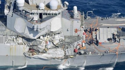Столкнувшийся с торговым судном эсминец ВМС США вернулся на базу 
