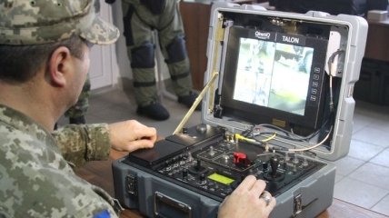 Посол Канады в Украине передал ВСУ оборудование для разминирования
