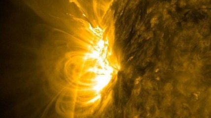 Ученые NASA зафиксировали сияющие петли на Солнце (Видео)