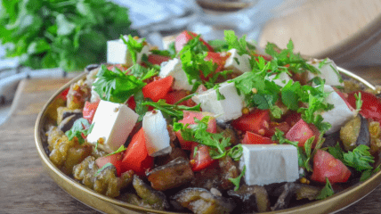 Баклажани чудово поєднуються з сиром та помідорами