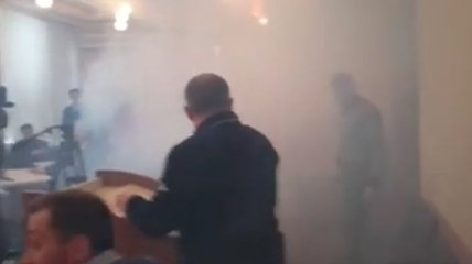 В Сумской мэрии кинули дымовую шашку