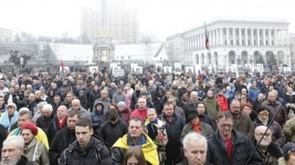 На Майдане Незалежности в Киеве проходит вече