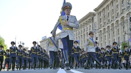 Военно-историческим парадом отметил Киев День Победы