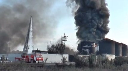 Пожар на нефтебазе: спасатели откачивают горючее (Видео)