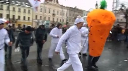"Кролик" с огромной морковкой пробежал по Черновцам (Видео)