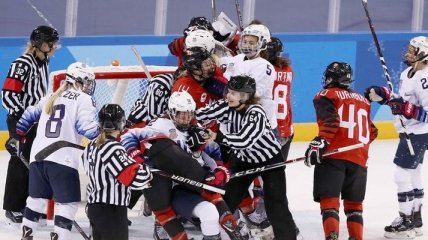Олимпиада: массовая драка в женском хоккее (Видео)
