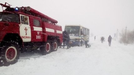 Последствия снегопадов в Украине: ситуация на дорогах