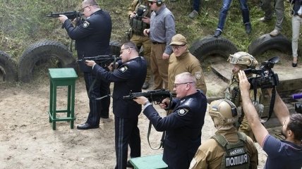 Вместо Калашникова: Нацполиция представила пистолет-пулемет "МР-5" 