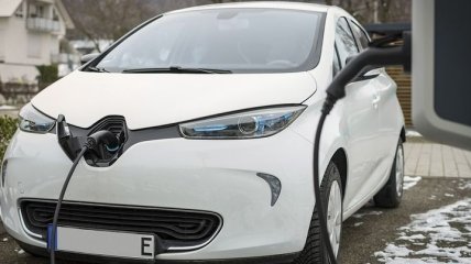 Зеленые номера, парковка, зарядка: с 1 января новые нормы для электромобилей