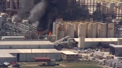 Во время пожара на химзаводе в Техасе погиб один человек