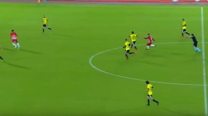 Футболист забил потрясающий гол ударом с центра поля (Видео)