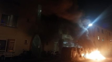 В Гааге протестующие зажгли шины 