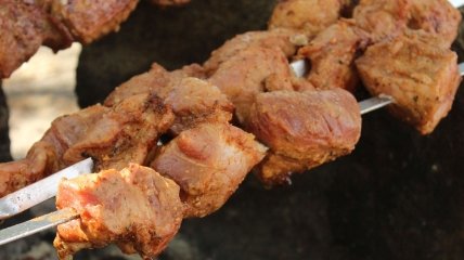 Чтобы приготовить сочный и вкусный шашлык важно правильно замариновать мясо перед жаркой.