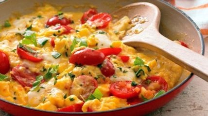 Рецепт дня: омлет-глазунья с колбасой, помидорами и сыром