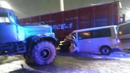 Возле Львова военный грузовик влетел в микроавтобус: фото