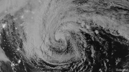 На острове Реюньон тропический циклон и 10-метровые волны