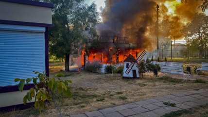 Россияне обстреляли детскую площадку на Запорожье: погиб ребенок, еще четверо получили ранения (фото, видео)