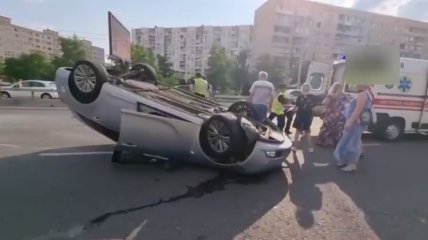 Авто перевернулось на крышу, но водитель выжил