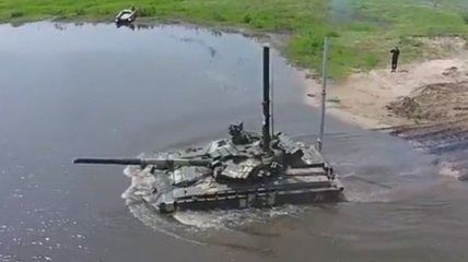 Как танки ныряли под воду: ВСУ показали впечатляющее видео 