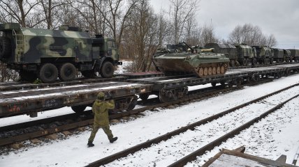 Россияне начали отвод техники от украинских границ
