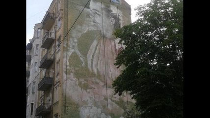 Граффити с изображением Леси Украинки украсило фасад киевского дома