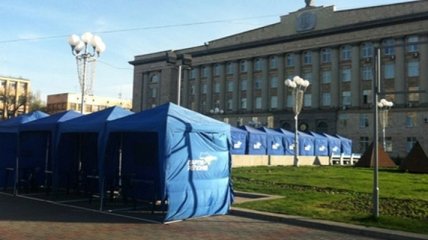 Центральная площадь Черкасс окружена палатками "Партии регионов"  