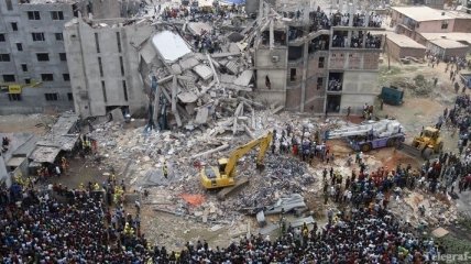 В Бангладеш под руинами здания погибли более 300 человек