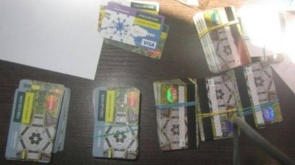 Пограничники задержали женщину, которая перевозила 150 банковских карточек