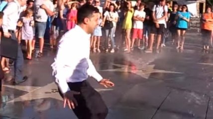 Вместе с охраной: Зеленский в Мариуполе пробежал через фонтан (Видео)