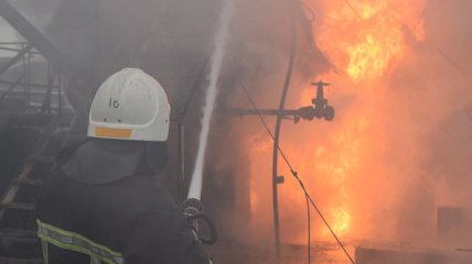 Под Николаевом сгорела нефтебаза, расследуют диверсию (фото и видео)