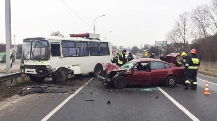 Под Черниговом иномарка влетела в пассажирский автобус, есть погибший