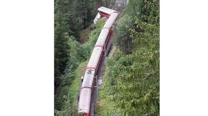 Из-за оползня в Швейцарии сошел с рельсов поезд