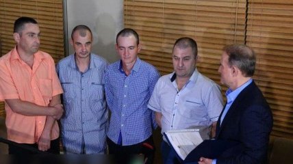 В Киев прибыли четверо освобожденных из плена боевиков заложников