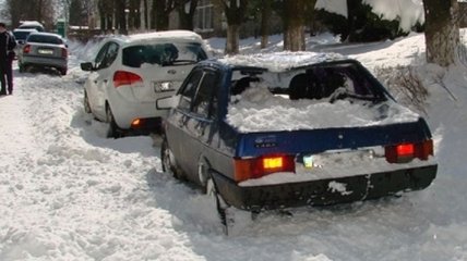 Глыба снега проломила крыши автомобилей