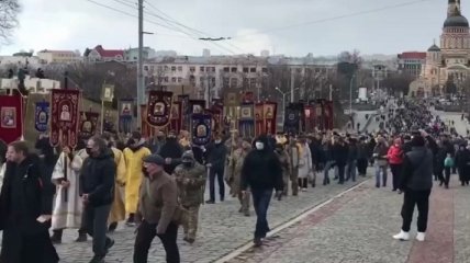 Нужно больше "красных зон": в сети обсуждают крестный ход в Харькове