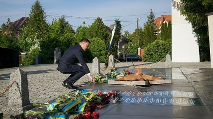 Зеленский возложил цветы к Вечному огню в Киеве (Фото)