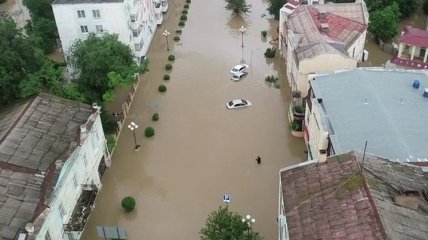 Буквально смыло потоком: в Крыму из-за наводнения погибла женщина (видео)