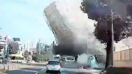 Пятиэтажка упала на оживленную магистраль, много людей погибло: видео с моментом ЧП