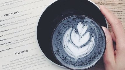 Темная сторона: появился уникальный кофе - черное латте (Фото)