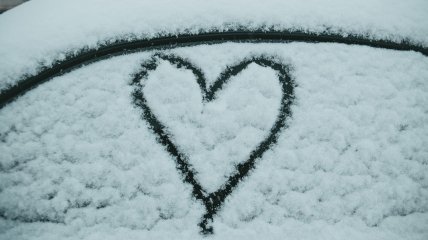 Обмерзле скло — одна з болючих тем для водіїв взимку