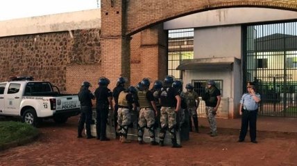 Прорыли тоннель: из тюрьмы Парагвая сбежали десятки "очень опасных" преступников