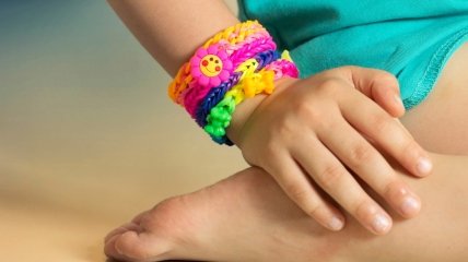 Как сплести «цветочные» браслеты Rainbow loom на карандашах. Видео уроки