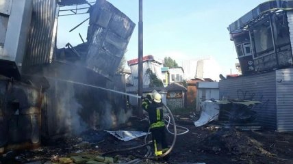 В Киеве сгорел целый ряд киосков 