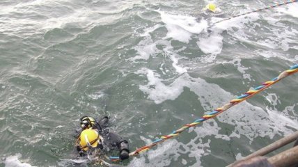 Спасатели продолжают поиски рыбаков с затонувшего траулера
